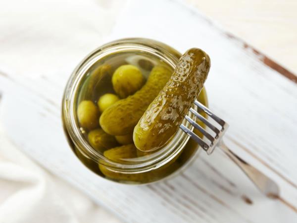 Sok kislih kumaric proti krčem v nogah